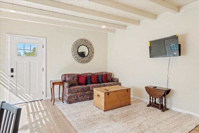 Foto del edificio - 1 Bed, 1 Bath in Carmel Valley DUPLEX
