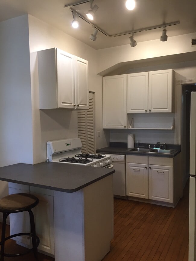 Kitchen - 3835 N Wayne Ave