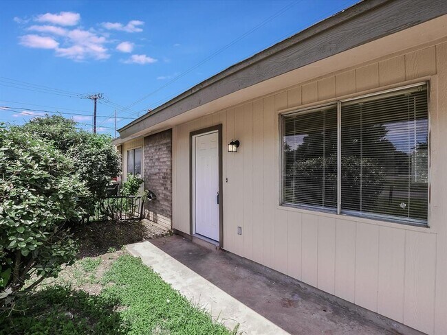 Building Photo - 403 Janis Dr