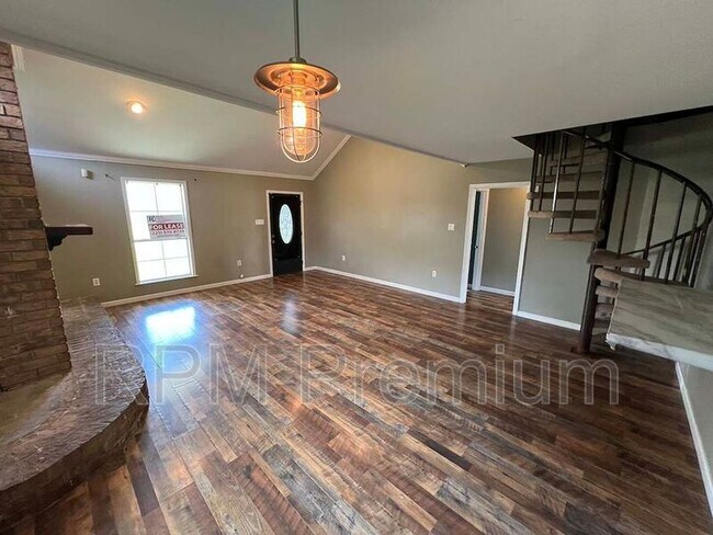Building Photo - 8725 Fairoaks St
