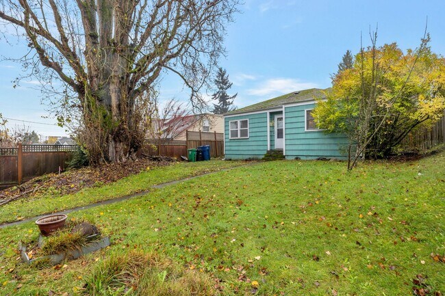 Foto del edificio - 6 month lease only no extensions Greenwood bungalow