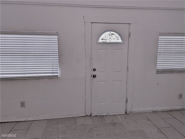 Building Photo - 3 br, 1 bath House - 405 R E Dr Martin Lut...