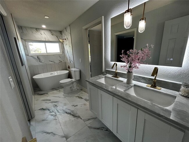 Building Photo - 6370 Conniewood Square