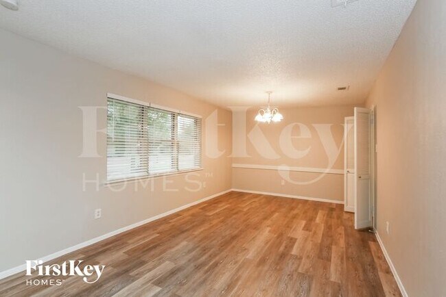 Building Photo - 2133 Huntington Dr