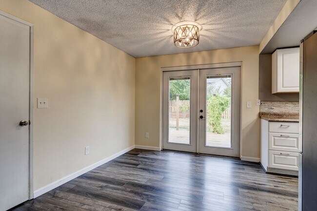 Foto del edificio - Welcome to this 3 Bed 2 Bath Home Close To...