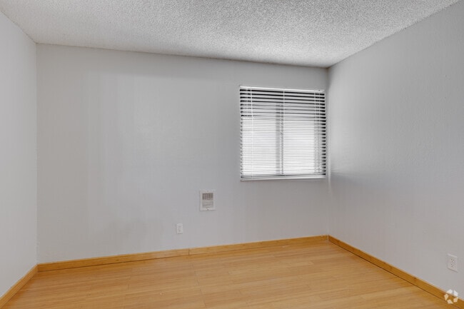 2BR, 1BA - 702SF - Fountain Oaks