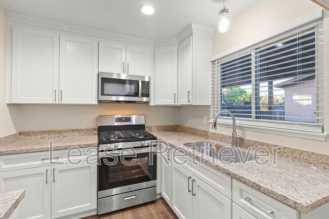 Foto del edificio - 990 Palm Cir
