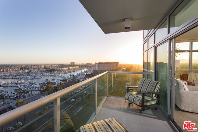 Building Photo - 13700 Marina Pointe Dr