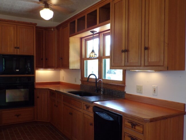 Building Photo - 1301 Pecan Valley Dr