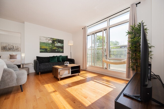 Building Photo - 151 Av. Atwater