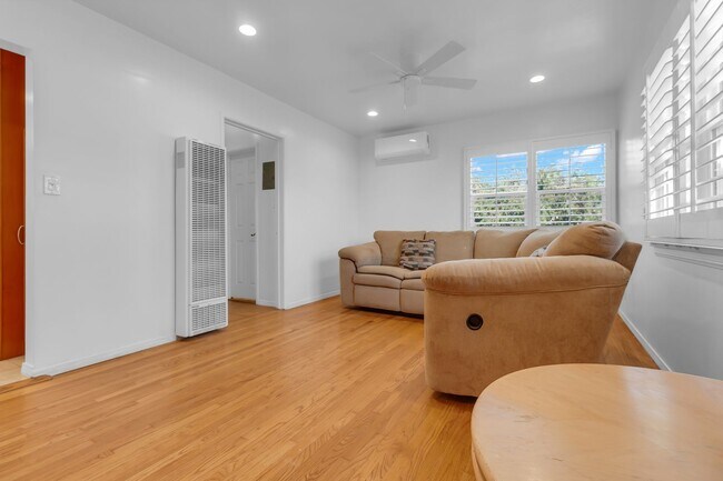 Foto del edificio - 1300 W 83rd Pl