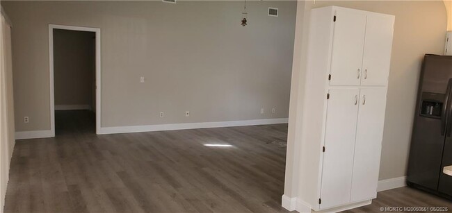 Building Photo - 41 SE Ontario Way