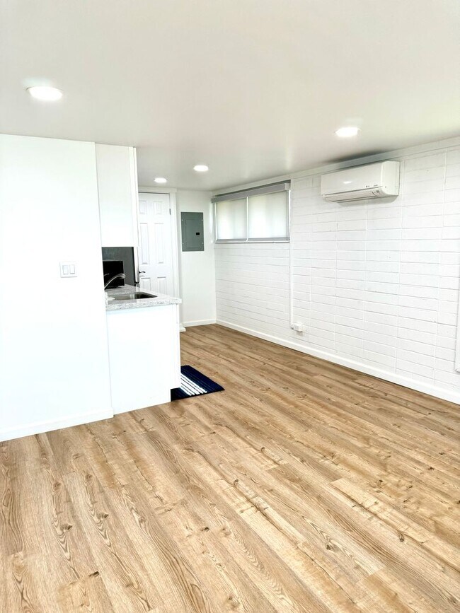 Building Photo - Dune Circle - Renovated one bedroom, one b...