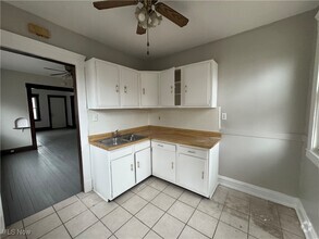 Building Photo - 1673 Carlyon Rd