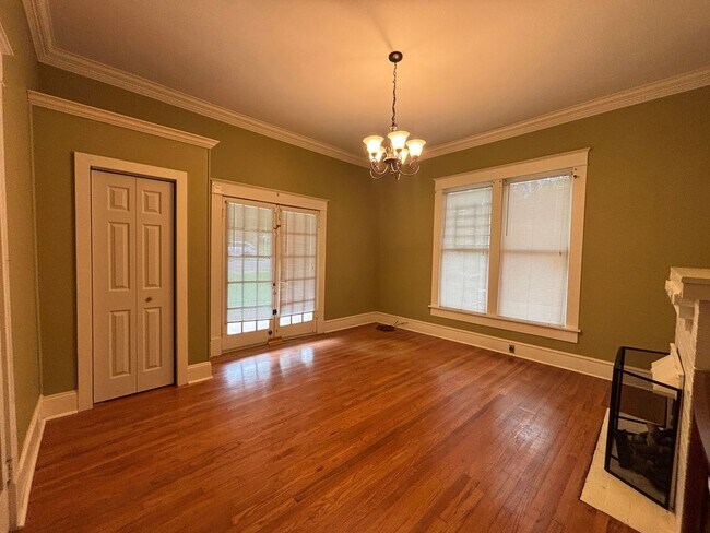 Building Photo - 1/2 OFF FIRST MONTH'S RENT - CHARMING HIGH...