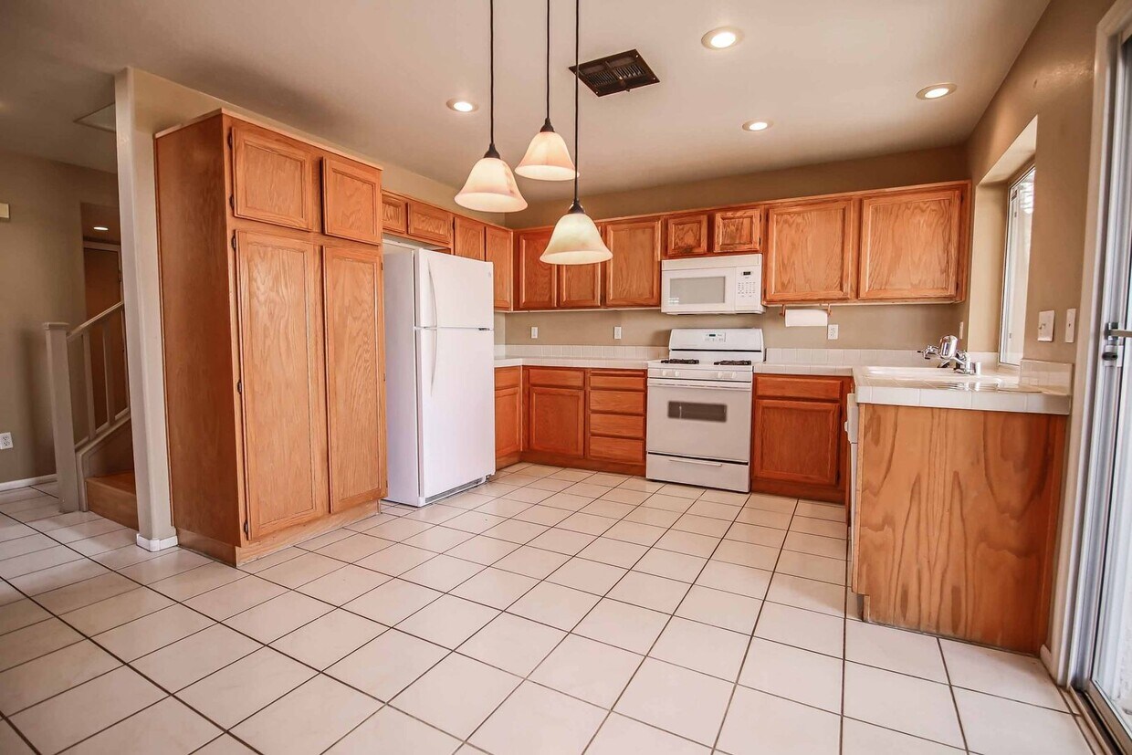 Primary Photo - Beautiful 4 Bedroom home FOR RENT!