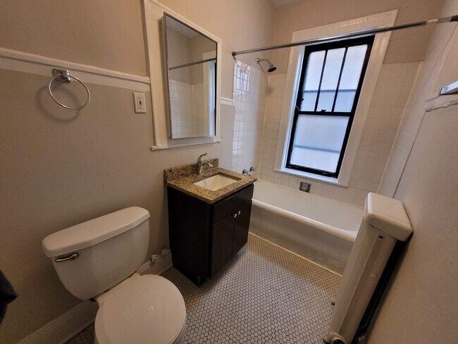 bathroom - 2259 W Eastwood Ave
