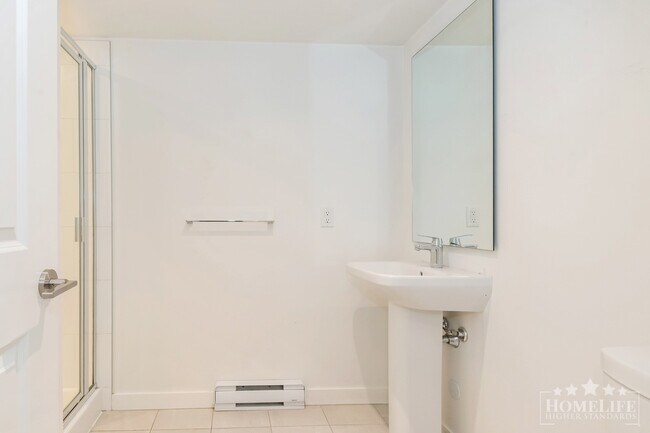 Building Photo - Stylish & Spacious 2-Bedroom, 2-Bathroom Townhome in Prime Abbotsford Location