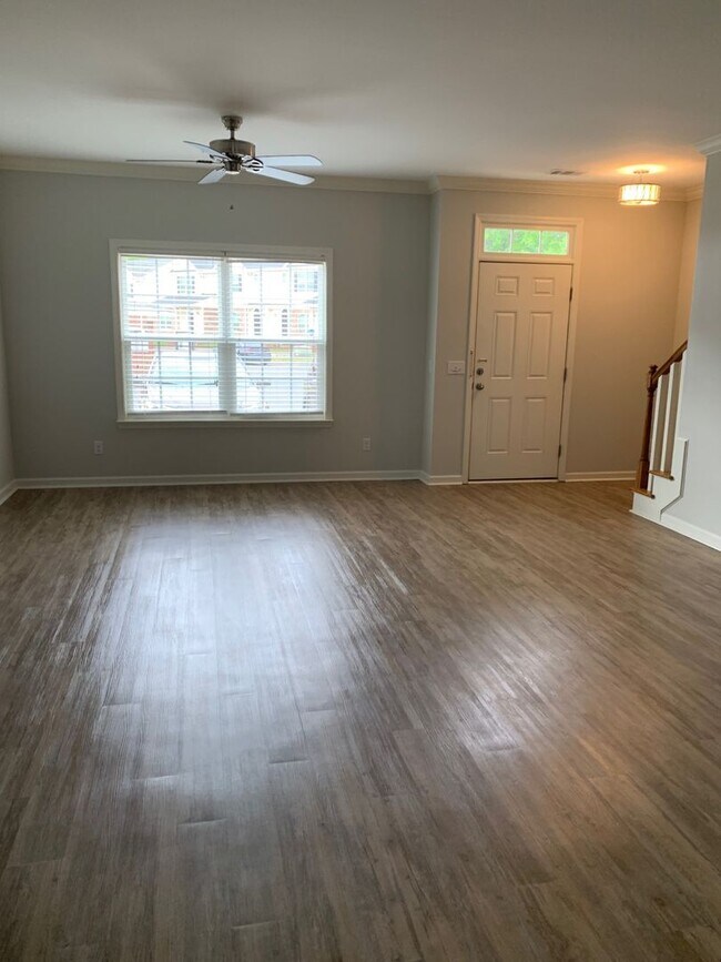 Foto del edificio - Yorktown Place-Gated Townhome Community-Tibet Ave.