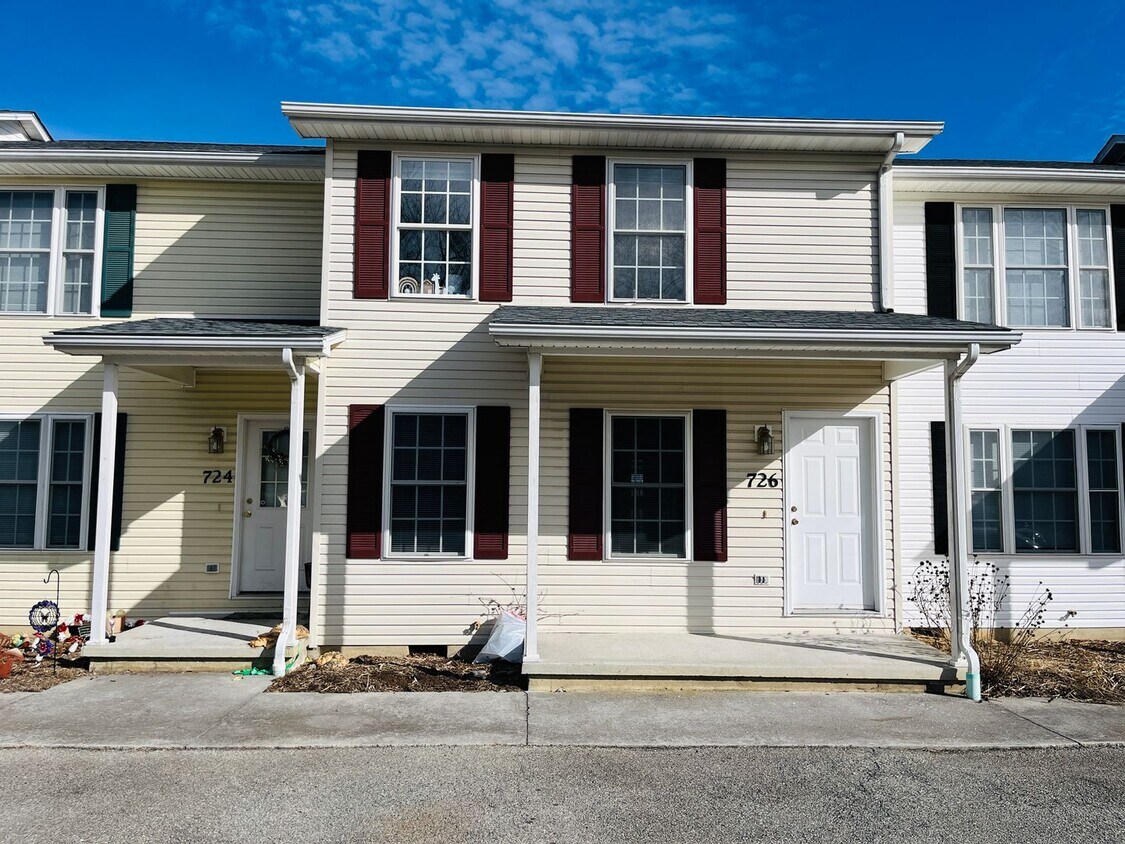 Primary Photo - 2 Bedroom, 2.5 Bath Townhouse