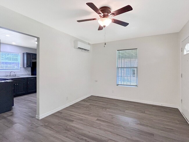 Foto del edificio - Cozy, Remodeled 2BR with Covered Parking &...