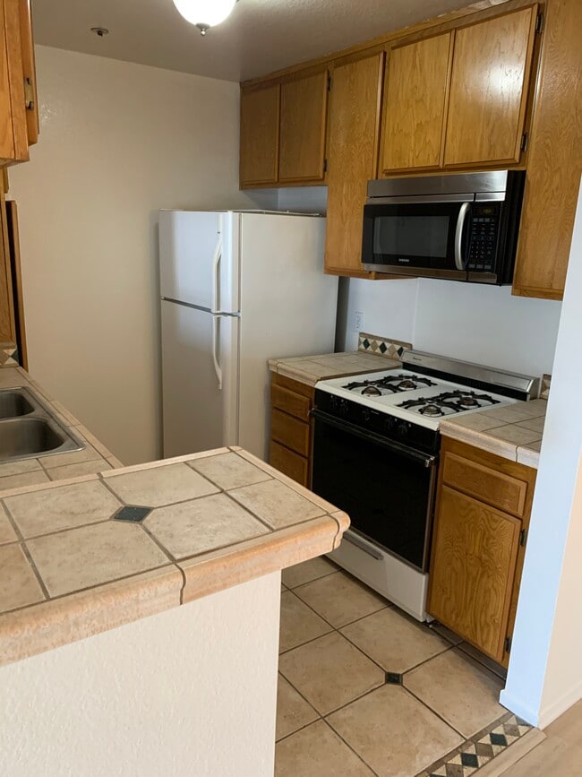 Kitchen - 340 N Hayworth Ave