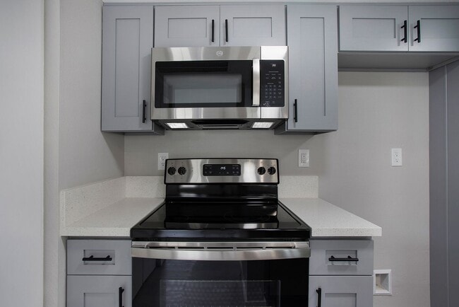 Building Photo - Beautifully Renovated 2 Bedroom 2 Bath Condo
