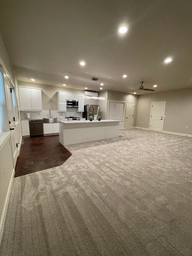 Building Photo - Completely Renovated Studio in Quiet Resid...