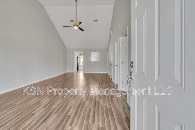 Building Photo - 305 Parade Ct