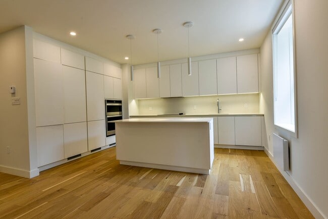 Building Photo - 590 Av. Outremont