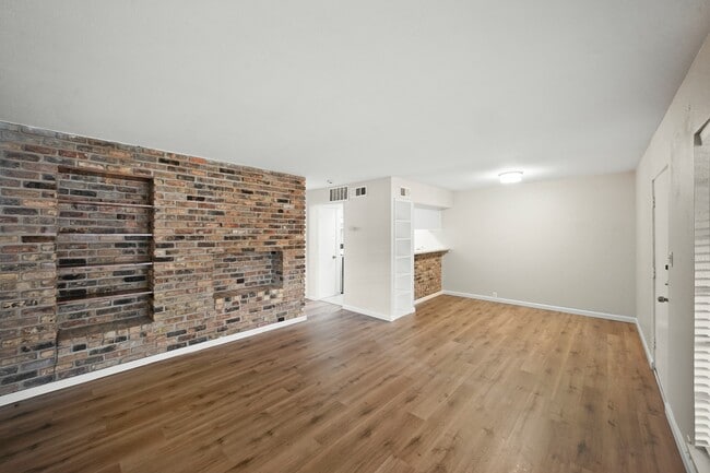 Building Photo - 2201 Fountain View Dr