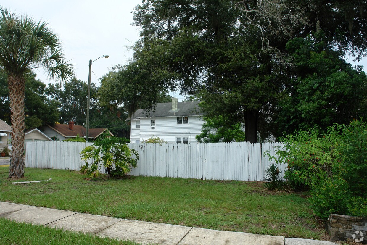 Building Photo - 916 13th Ave N