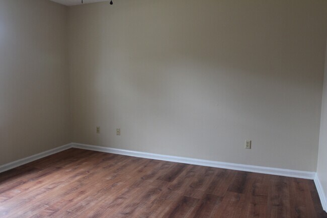 Foto del edificio - 804 Goodall Ave