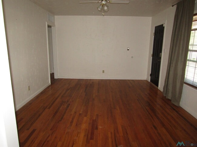 Building Photo - 917 S 6th St