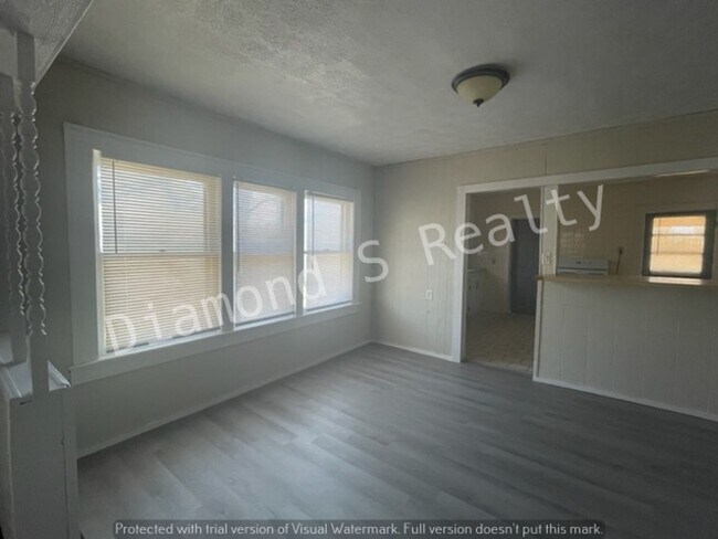 Building Photo - Spacious 2 Bedroom Home - Fenced Yard!