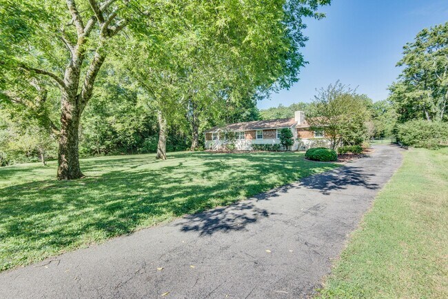 Foto del edificio - 641 Brook Hollow Rd