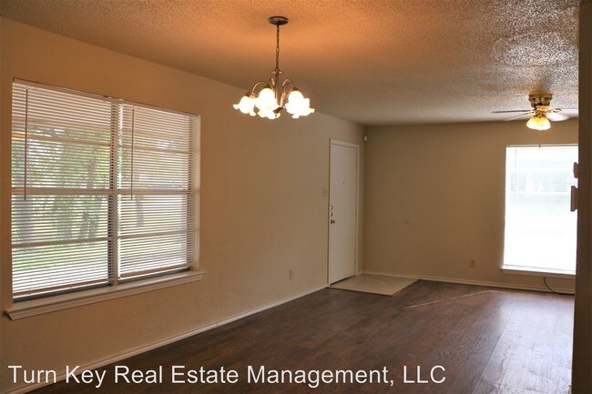 Foto del edificio - 2619-2621 Oaks Dr