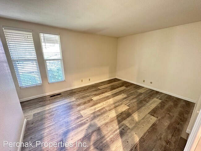 Building Photo - 2 br, 1.5 bath House - 5497 Roundtree Dr #E