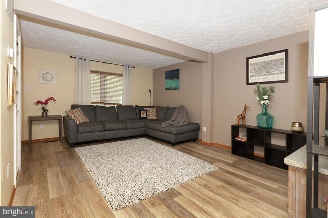 Foto del edificio - 8206 Burning Forest Ct