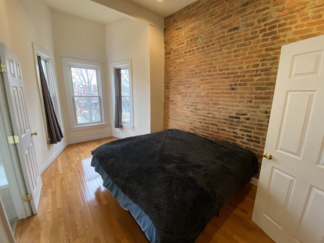 Building Photo - 1122 K St NE