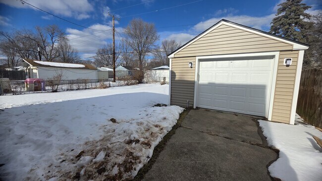 Foto del edificio - 14526 Russell Ave