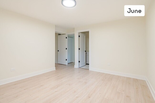 Building Photo - ROOM ONLY in 4-bed/2.5-bath Home
