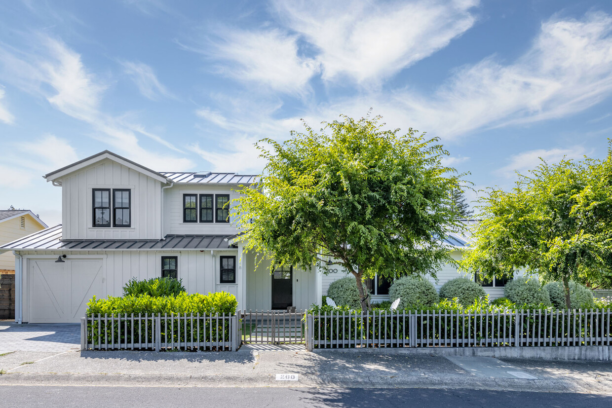 Primary Photo - 200 Amicita Ave