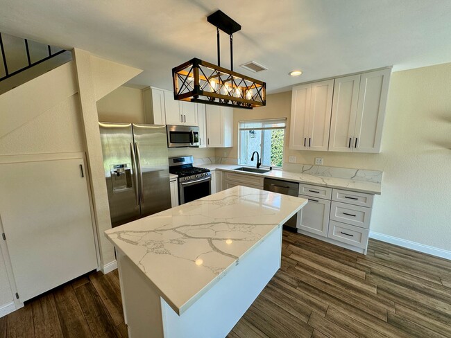Building Photo - Great 4B/2BA House in Escondido!