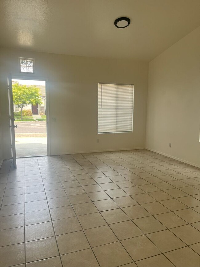 Foto del edificio - Spacious 4 Bedroom, 2 Bathroom Home | Avai...