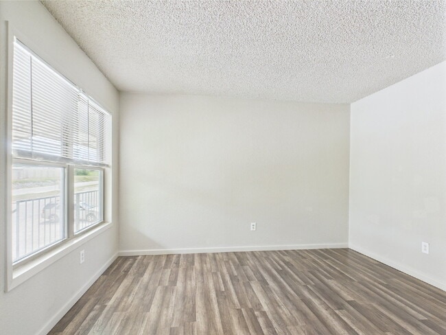 Building Photo - Upstairs 2/1
