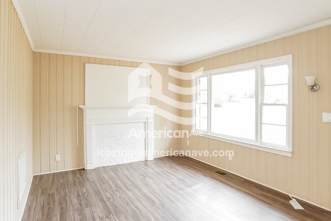 Building Photo - 2306 Redbud Ln