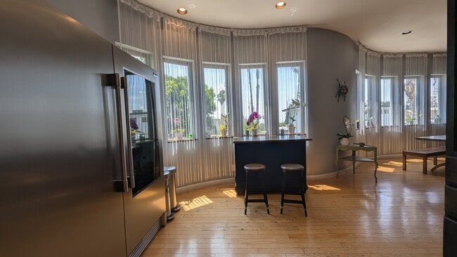 Foto del edificio - 7121 Hillside Ave