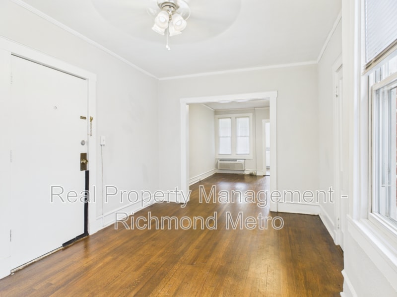 Primary Photo - 2400 Barton Ave