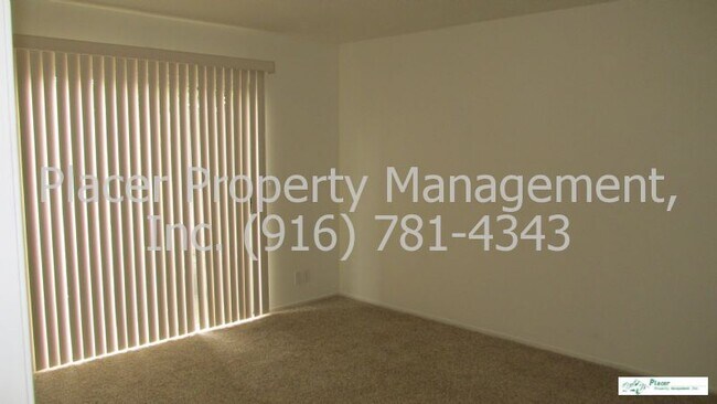 Foto del edificio - Roseville - Half plex  2 bedroom 2 bath 2 ...